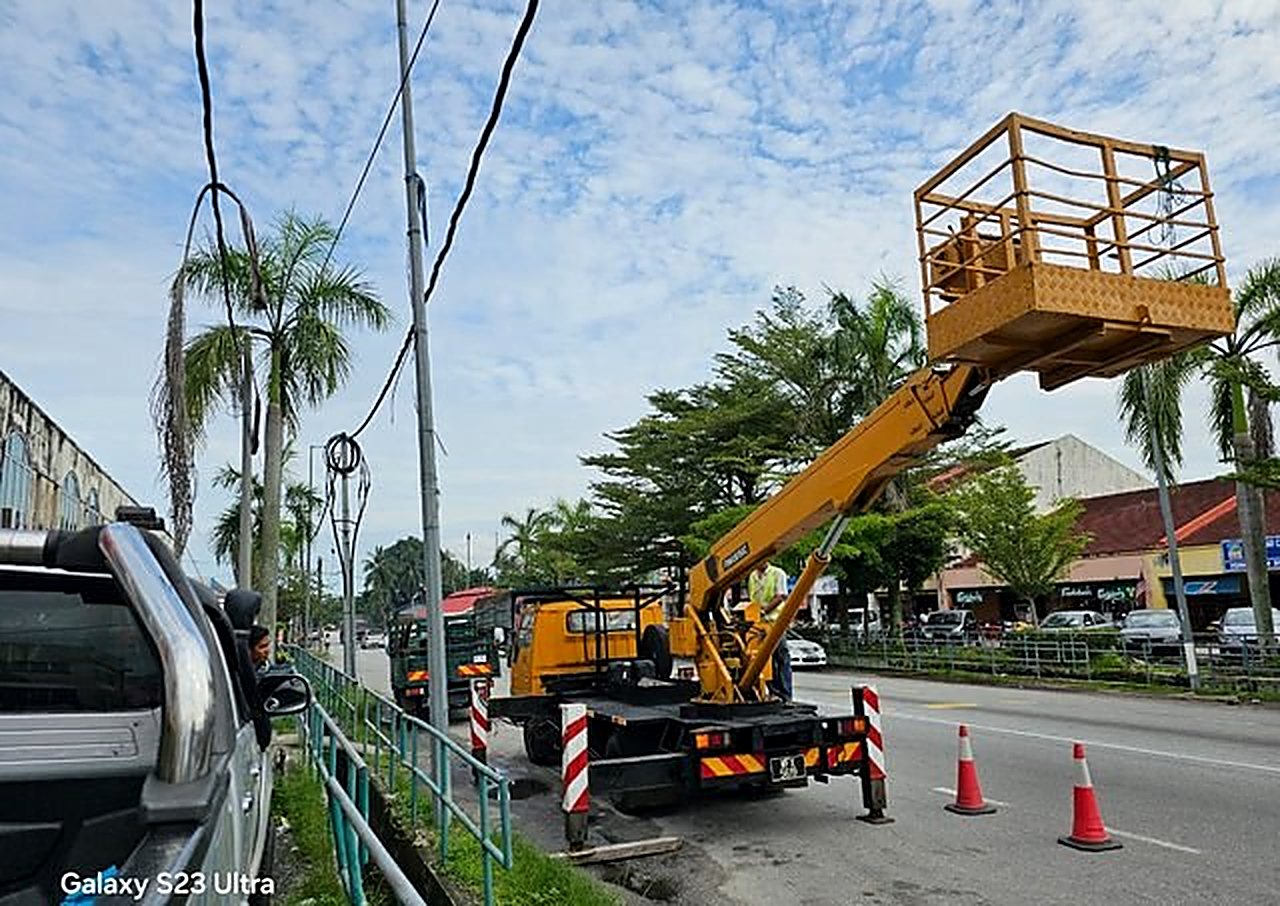 Kerja penyelenggaraan elektrik menggunakan lori pelantar oleh CMS Servis