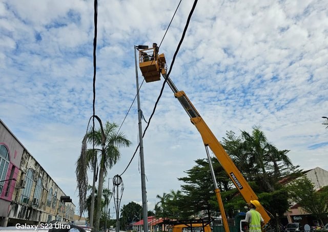 Kerja penyelenggaraan lampu jalan menggunakan lori pelantar