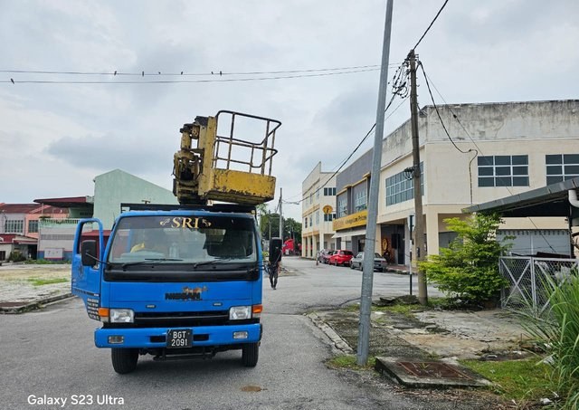 Lori pelantar CMS Servis di lokasi kerja lampu jalan