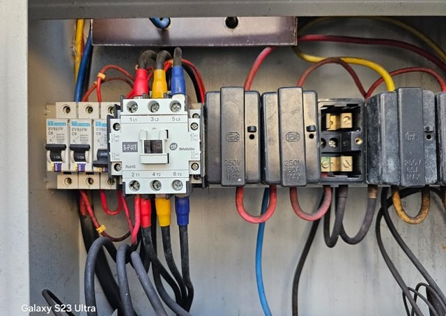 Kerja papan suis dan panel kawalan lampu jalan