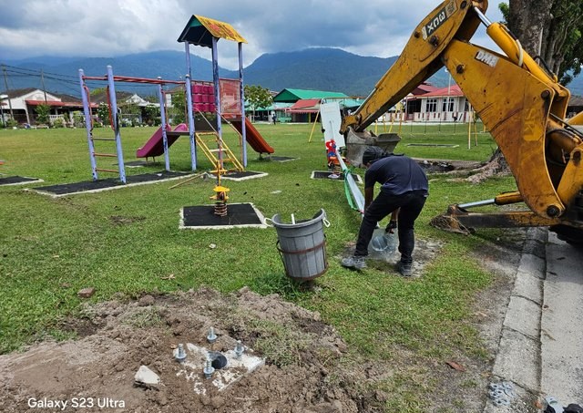 Kerja pemasangan tapak tiang lampu solar di taman permainan