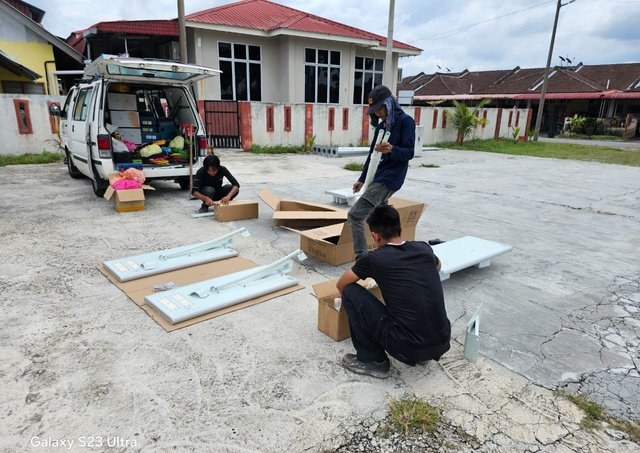 Pemasangan komponen lampu solar di tapak projek